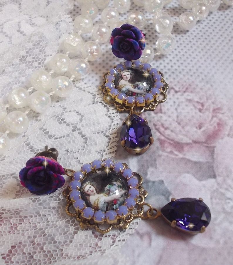 BO La Lavendière skapad med cabochoner av förstoringsglas, PureCrystal kristaller, cabochoner av harts, guldpläterade och bronsfärgade mässingstillbehör.