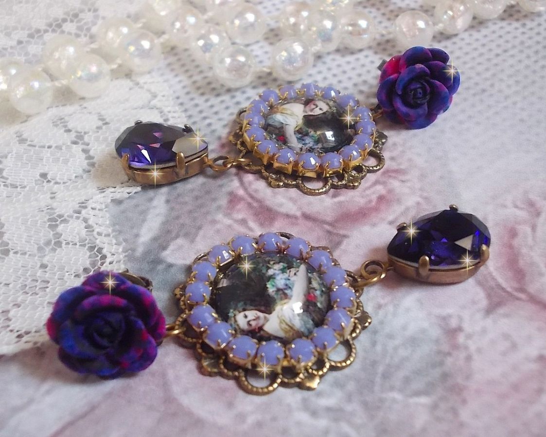BO La Lavendière skapad med cabochoner av förstoringsglas, PureCrystal kristaller, cabochoner av harts, guldpläterade och bronsfärgade mässingstillbehör.