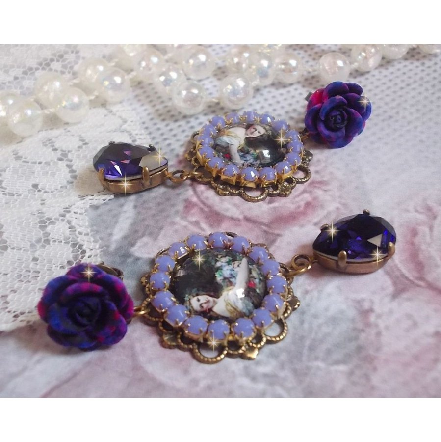 BO La Lavendière skapad med cabochoner av förstoringsglas, PureCrystal kristaller, cabochoner av harts, guldpläterade och bronsfärgade mässingstillbehör.