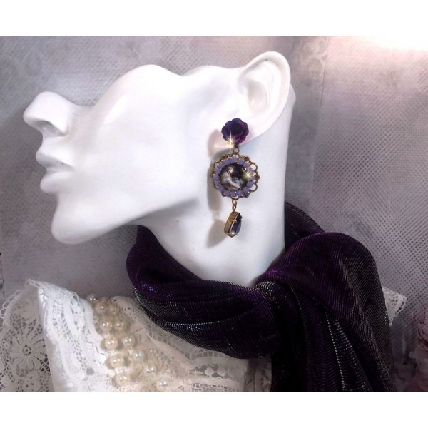 BO La Lavendi&egrave;re skapad med cabochoner av f&ouml;rstoringsglas, PureCrystal kristaller, cabochoner av harts, guldpl&auml;terade och bronsf&auml;rgade m&auml;ssingstillbeh&ouml;r.