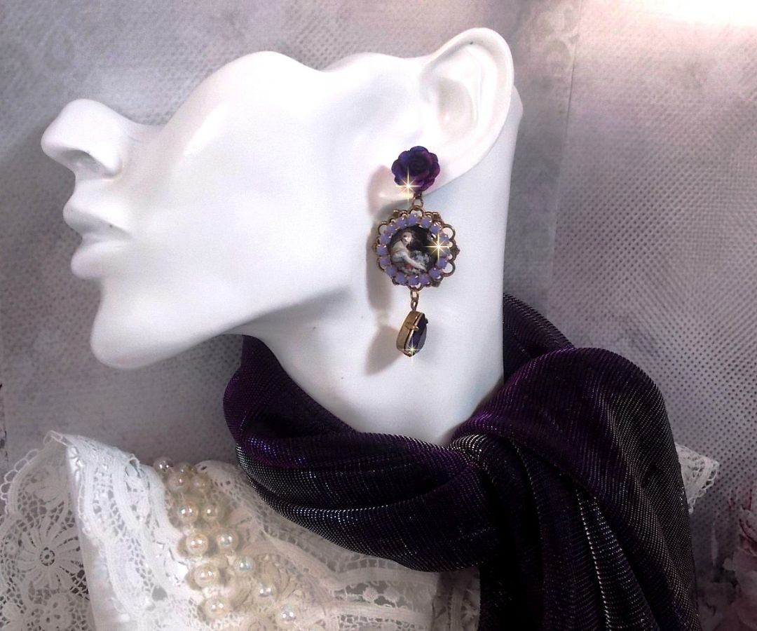 BO La Lavendière skapad med cabochoner av förstoringsglas, PureCrystal kristaller, cabochoner av harts, guldpläterade och bronsfärgade mässingstillbehör.