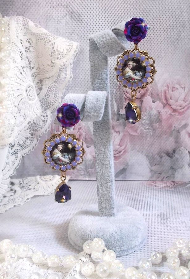 BO La Lavendière skapad med cabochoner av förstoringsglas, PureCrystal kristaller, cabochoner av harts, guldpläterade och bronsfärgade mässingstillbehör.