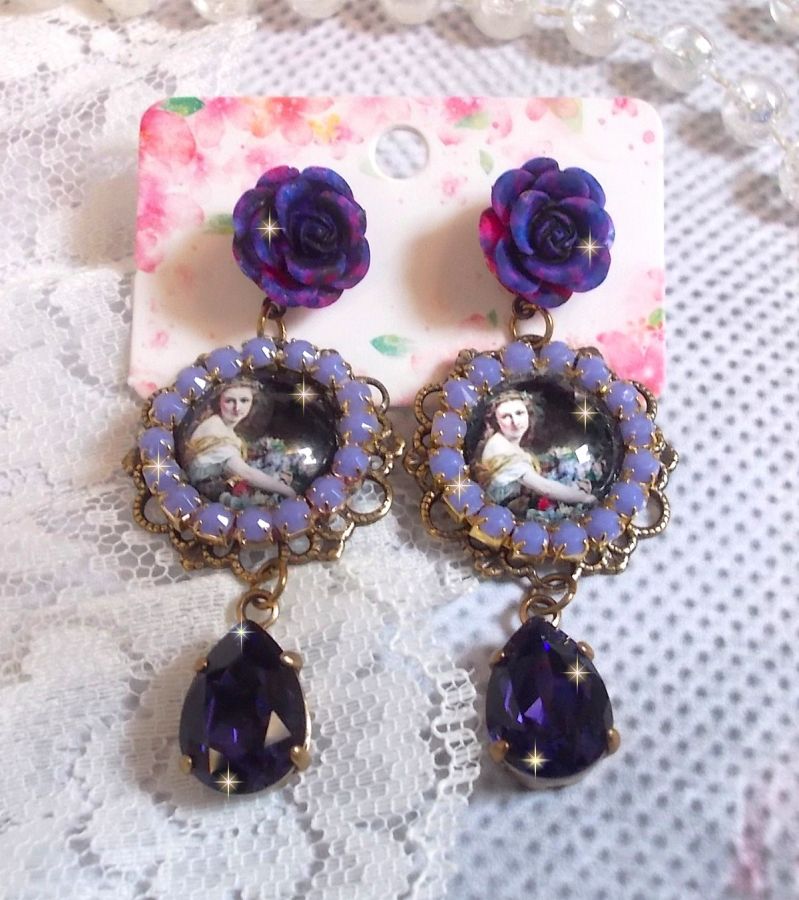 BO La Lavendière skapad med cabochoner av förstoringsglas, PureCrystal kristaller, cabochoner av harts, guldpläterade och bronsfärgade mässingstillbehör.