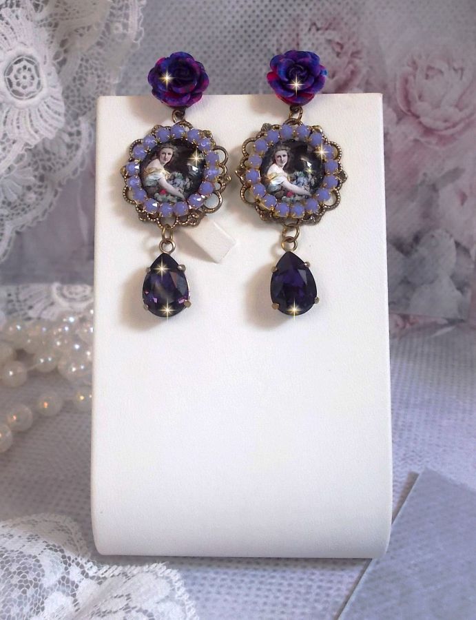 BO La Lavendière skapad med cabochoner av förstoringsglas, PureCrystal kristaller, cabochoner av harts, guldpläterade och bronsfärgade mässingstillbehör.