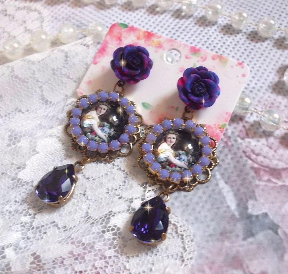BO La Lavendière skapad med cabochoner av förstoringsglas, PureCrystal kristaller, cabochoner av harts, guldpläterade och bronsfärgade mässingstillbehör.