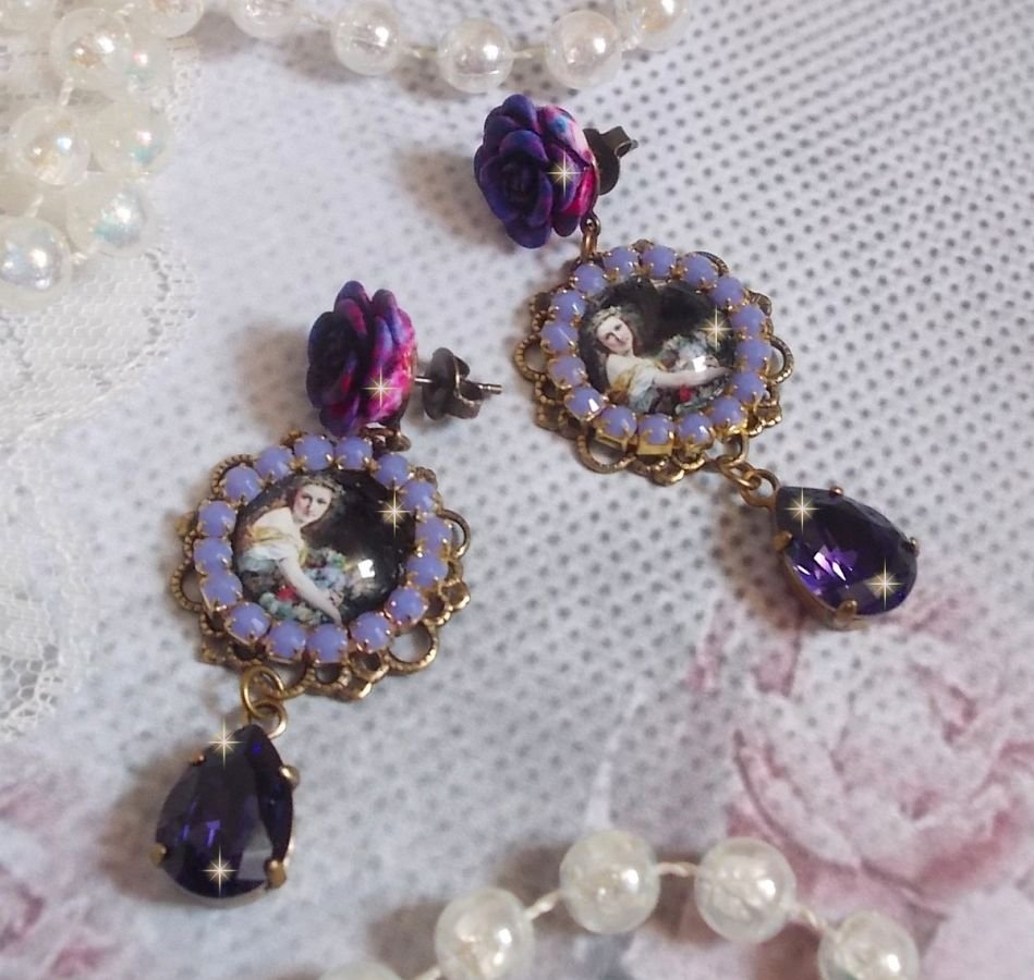 BO La Lavendière skapad med cabochoner av förstoringsglas, PureCrystal kristaller, cabochoner av harts, guldpläterade och bronsfärgade mässingstillbehör.