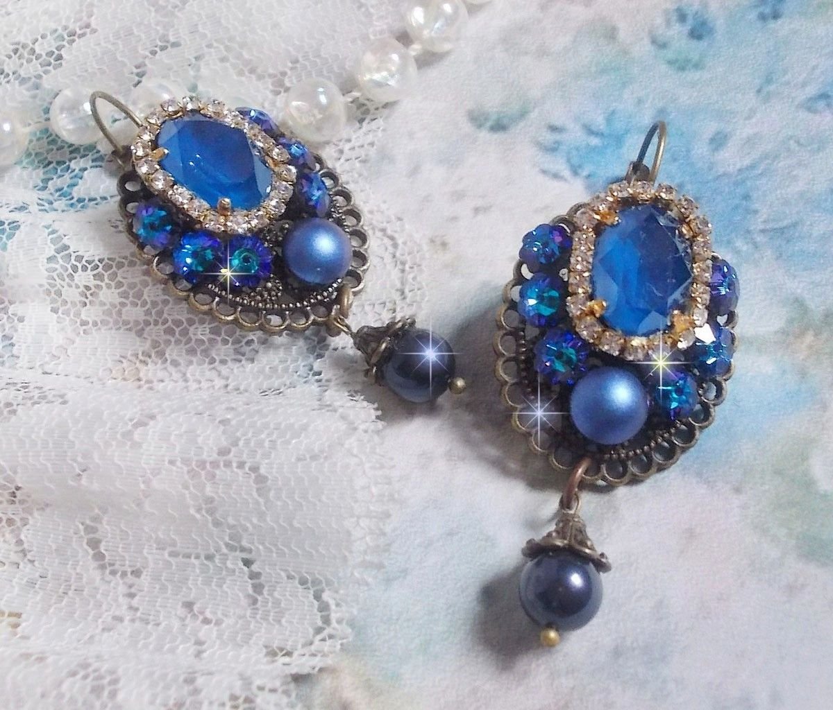 BO Leila skapad med Royal Blue Swarovski Crystal cabochons, runda pärlpärlor, strass-kedja, kristallblommor och olika tillbehör. 