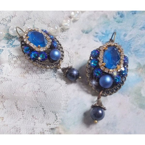 BO Leila skapad med Royal Blue Swarovski Crystal cabochons, runda p&auml;rlp&auml;rlor, strass-kedja, kristallblommor och olika tillbeh&ouml;r. 