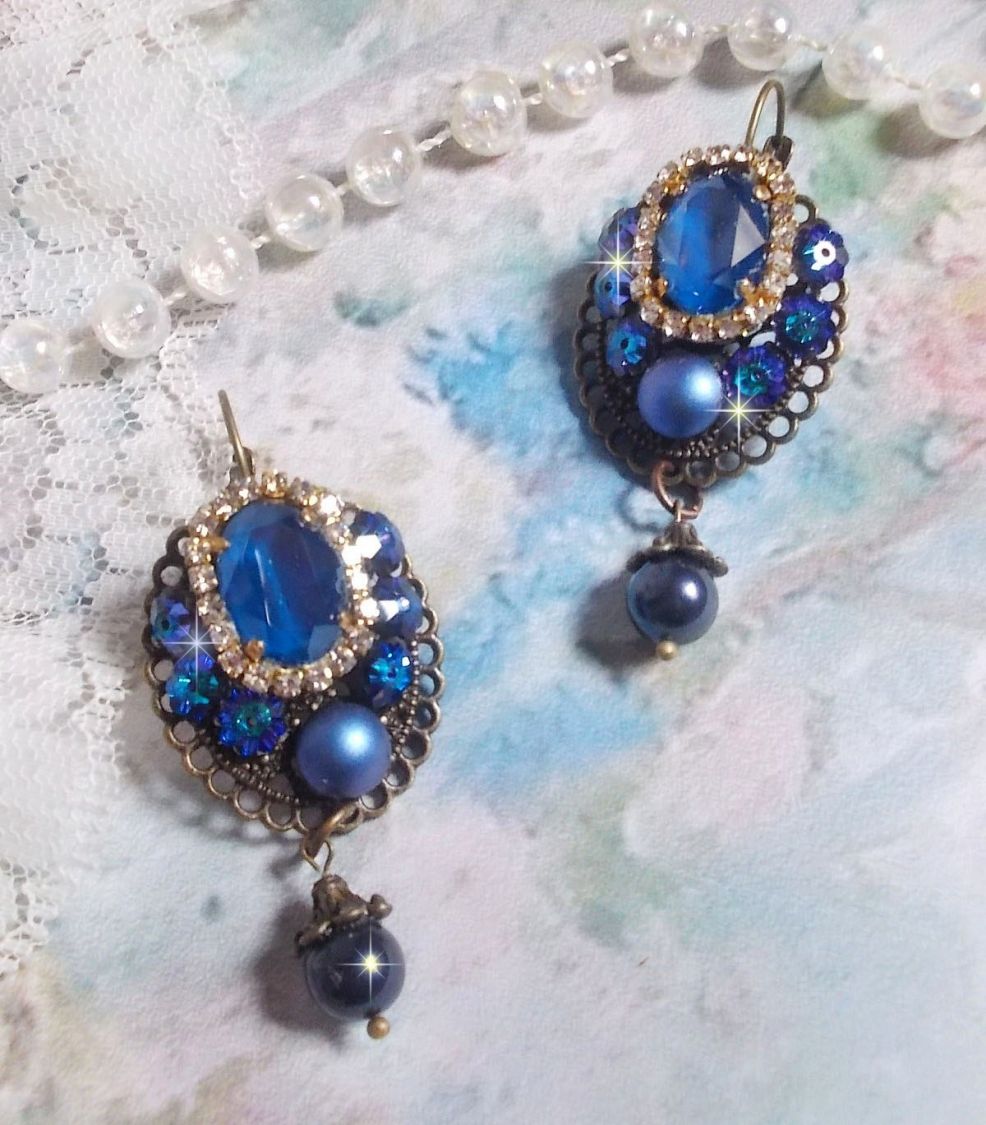 BO Leila skapad med Royal Blue Swarovski Crystal cabochons, runda pärlpärlor, strass-kedja, kristallblommor och olika tillbehör. 