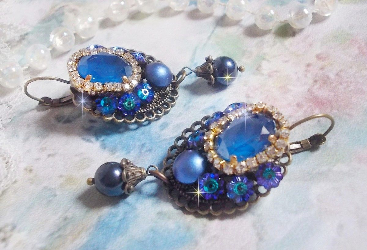 BO Leila skapad med Royal Blue Swarovski Crystal cabochons, runda pärlpärlor, strass-kedja, kristallblommor och olika tillbehör. 