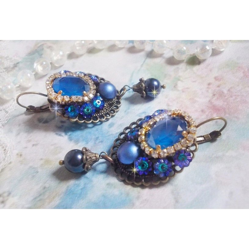 BO Leila skapad med Royal Blue Swarovski Crystal cabochons, runda pärlpärlor, strass-kedja, kristallblommor och olika tillbehör. 