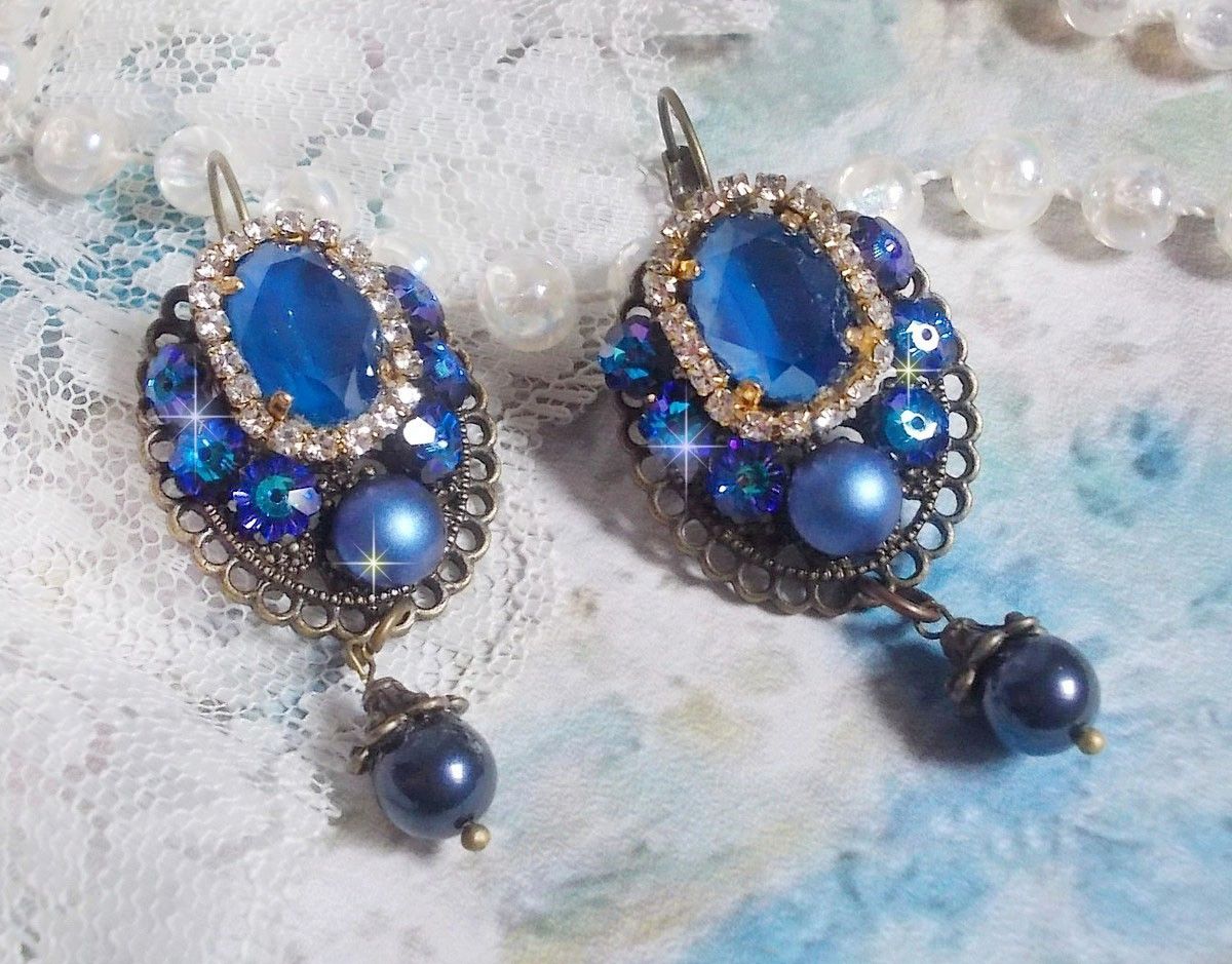 BO Leila skapad med Royal Blue Swarovski Crystal cabochons, runda pärlpärlor, strass-kedja, kristallblommor och olika tillbehör. 