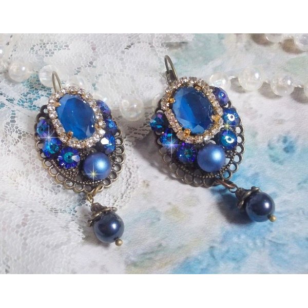 BO Leila skapad med Royal Blue Swarovski Crystal cabochons, runda p&auml;rlp&auml;rlor, strass-kedja, kristallblommor och olika tillbeh&ouml;r. 