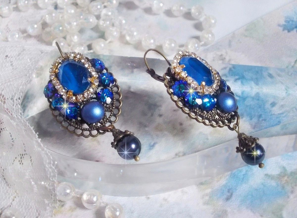 BO Leila skapad med Royal Blue Swarovski Crystal cabochons, runda pärlpärlor, strass-kedja, kristallblommor och olika tillbehör. 