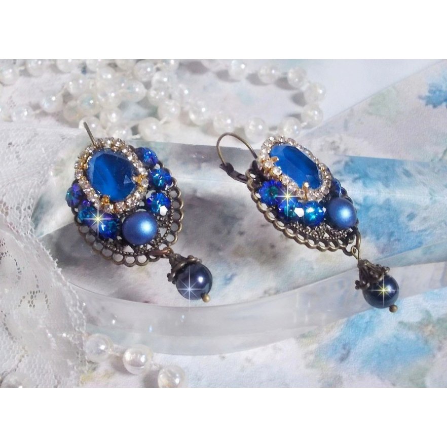 BO Leila skapad med Royal Blue Swarovski Crystal cabochons, runda pärlpärlor, strass-kedja, kristallblommor och olika tillbehör. 