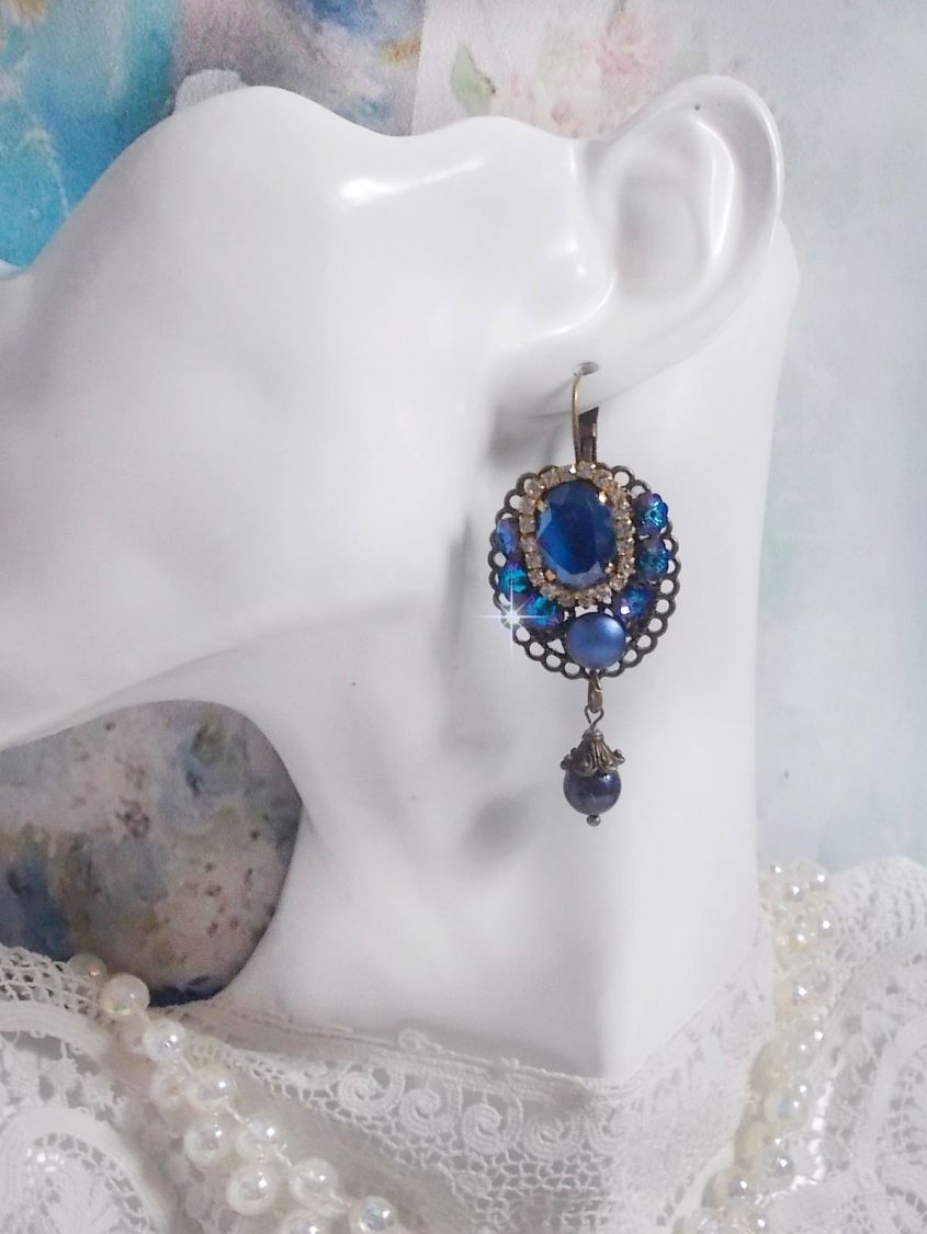 BO Leila skapad med Royal Blue Swarovski Crystal cabochons, runda pärlpärlor, strass-kedja, kristallblommor och olika tillbehör. 