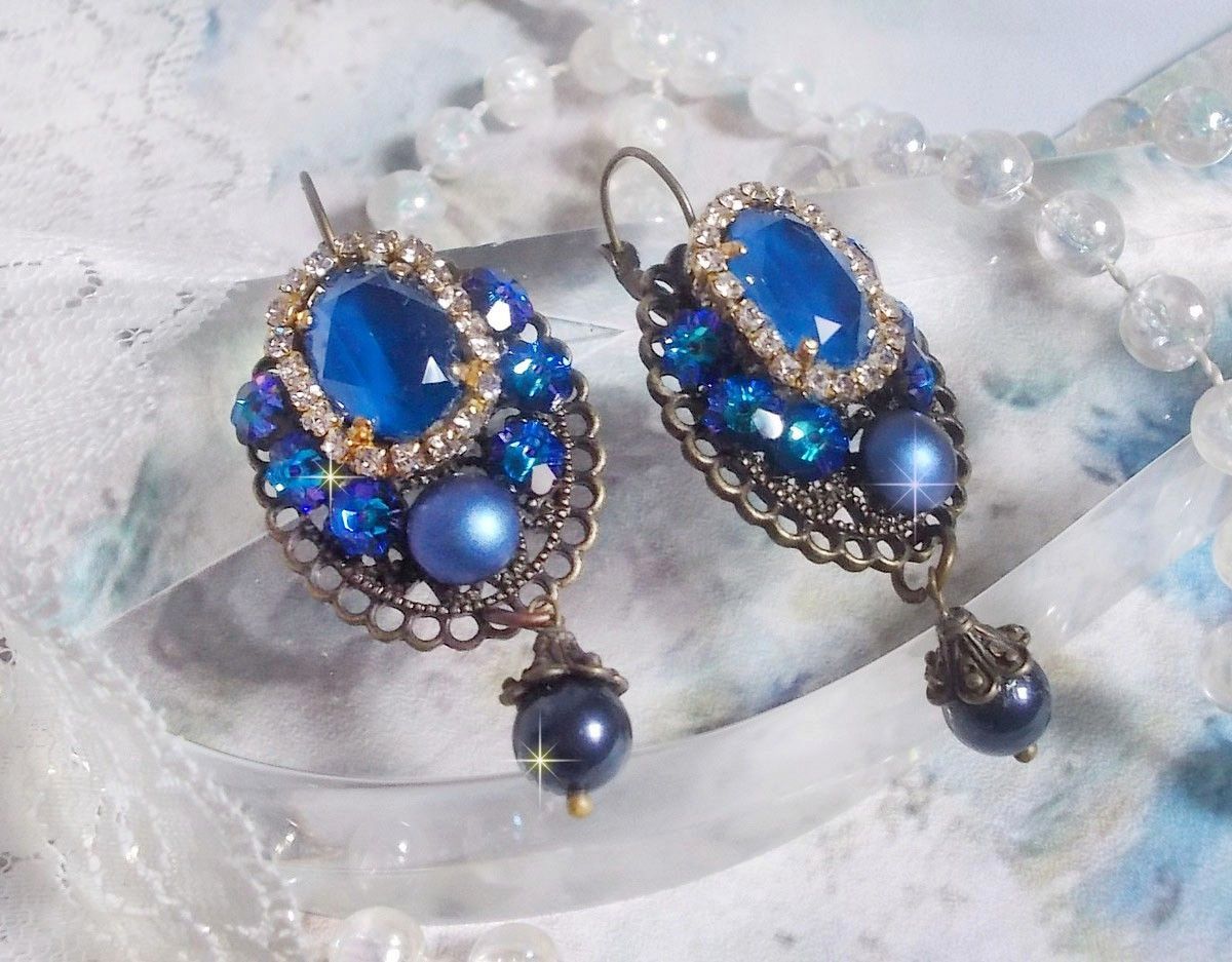 BO Leila skapad med Royal Blue Swarovski Crystal cabochons, runda pärlpärlor, strass-kedja, kristallblommor och olika tillbehör. 
