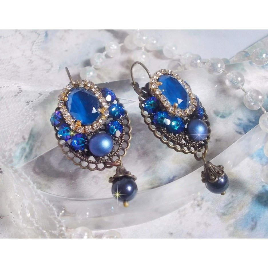 BO Leila skapad med Royal Blue Swarovski Crystal cabochons, runda pärlpärlor, strass-kedja, kristallblommor och olika tillbehör. 