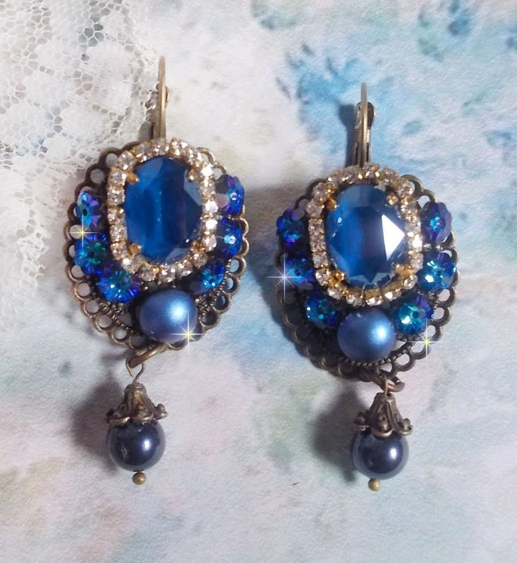 BO Leila skapad med Royal Blue Swarovski Crystal cabochons, runda pärlpärlor, strass-kedja, kristallblommor och olika tillbehör. 