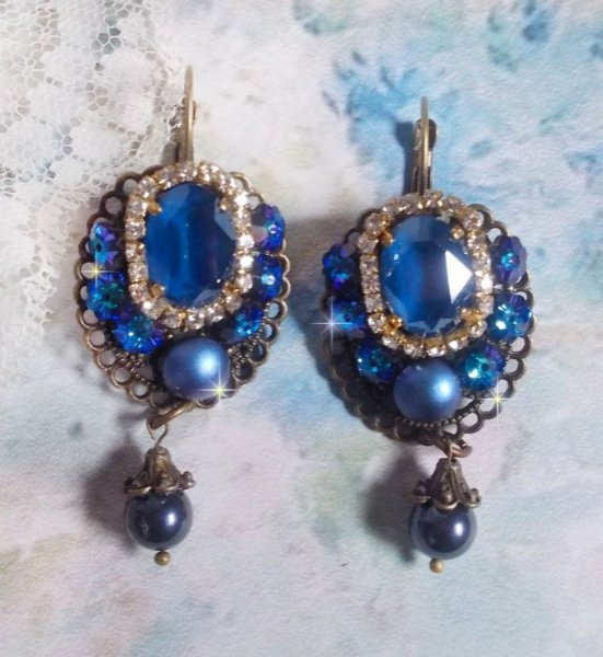 BO Leila skapad med Royal Blue Swarovski Crystal cabochons, runda p&auml;rlp&auml;rlor, strass-kedja, kristallblommor och olika tillbeh&ouml;r. 