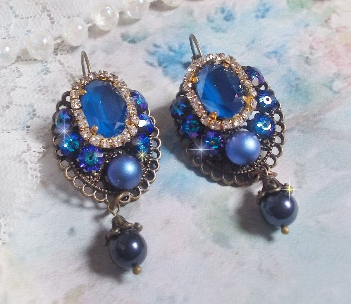 BO Leila skapad med Royal Blue Swarovski Crystal cabochons, runda pärlpärlor, strass-kedja, kristallblommor och olika tillbehör. 