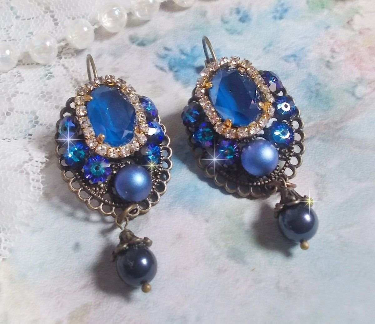 BO Leila skapad med Royal Blue Swarovski Crystal cabochons, runda pärlpärlor, strass-kedja, kristallblommor och olika tillbehör. 