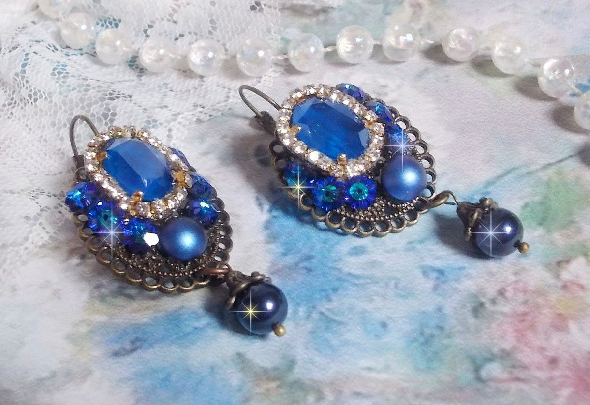 BO Leila skapad med Royal Blue Swarovski Crystal cabochons, runda pärlpärlor, strass-kedja, kristallblommor och olika tillbehör. 