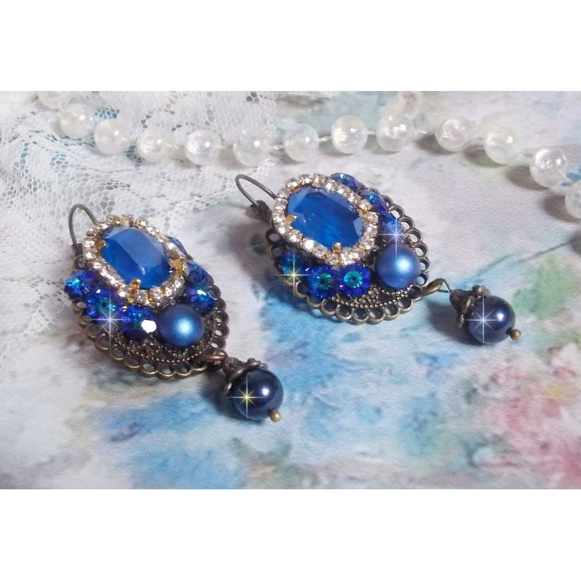 BO Leila skapad med Royal Blue Swarovski Crystal cabochons, runda pärlpärlor, strass-kedja, kristallblommor och olika tillbehör. 