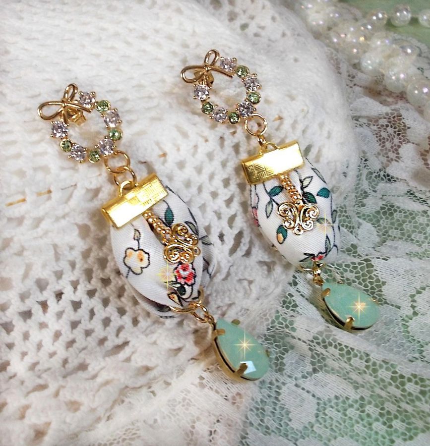BO Liberty Flowers skapad med opalkristallkabinetter; Guldpläterade örhängen och olika accessoarer.