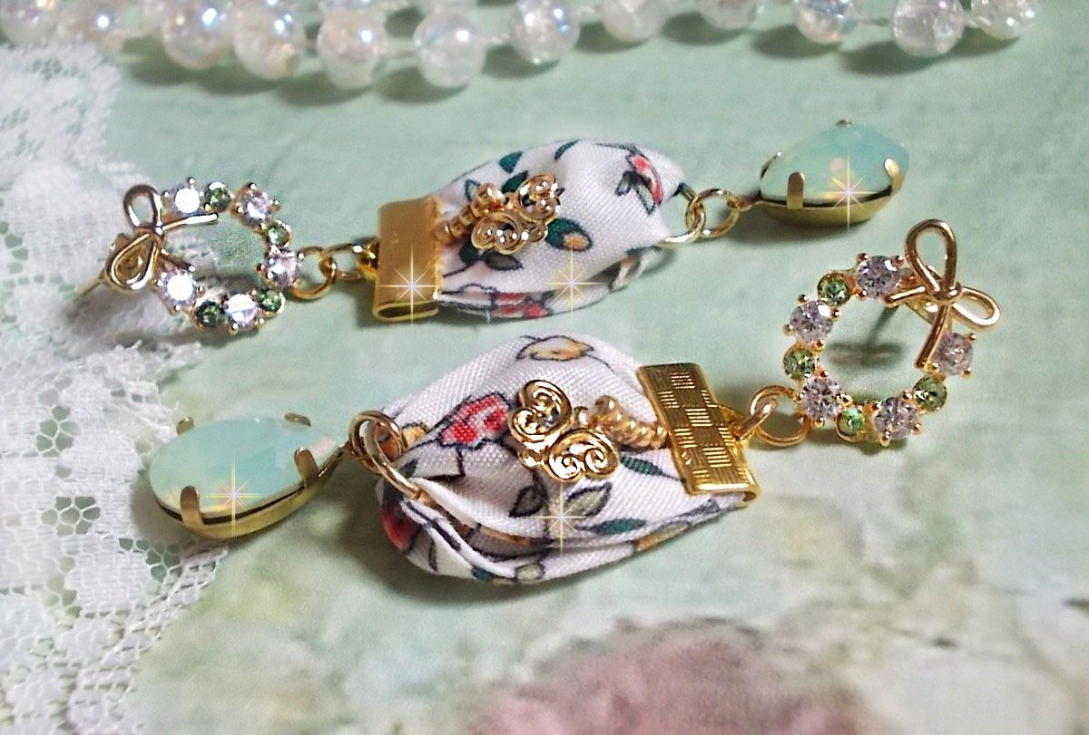 BO Liberty Flowers skapad med opalkristallkabinetter; Guldpläterade örhängen och olika accessoarer.