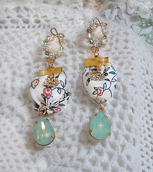 Boucles d'oreilles pendantes Liberty fleuries avec papillons et zirconium.