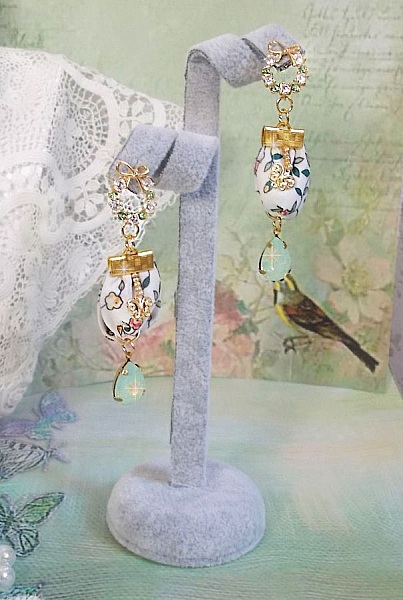 Boucles d'oreilles pendantes Liberty fleuries avec papillons plaqué or.