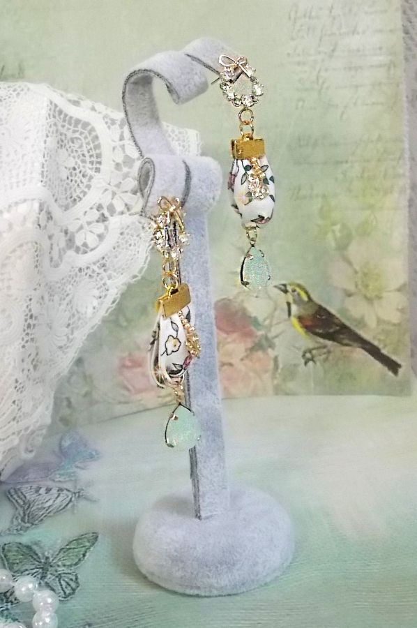 BO Liberty Flowers skapad med opalkristallkabinetter; Guldpläterade örhängen och olika accessoarer.
