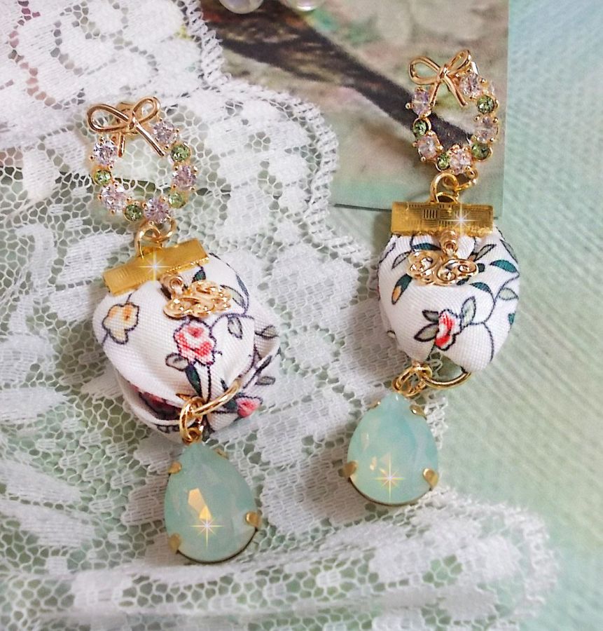 BO Liberty Flowers skapad med opalkristallkabinetter; Guldpläterade örhängen och olika accessoarer.