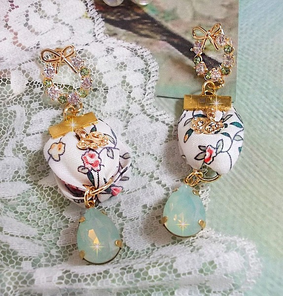 Boucles d'oreilles pendantes Liberty fleuries avec papillons plaqué or.