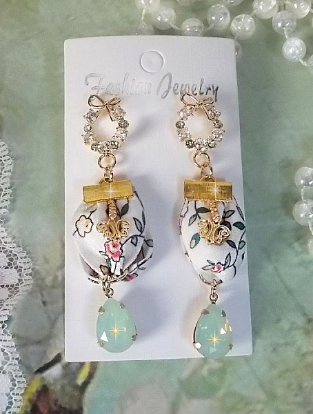 Boucles d'oreilles Liberty artisanales avec fleurs, papillons et zirconium.