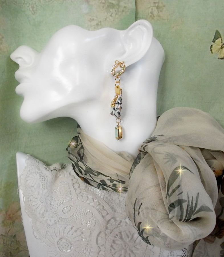 BO Liberty Flowers skapad med opalkristallkabinetter; Guldpläterade örhängen och olika accessoarer.