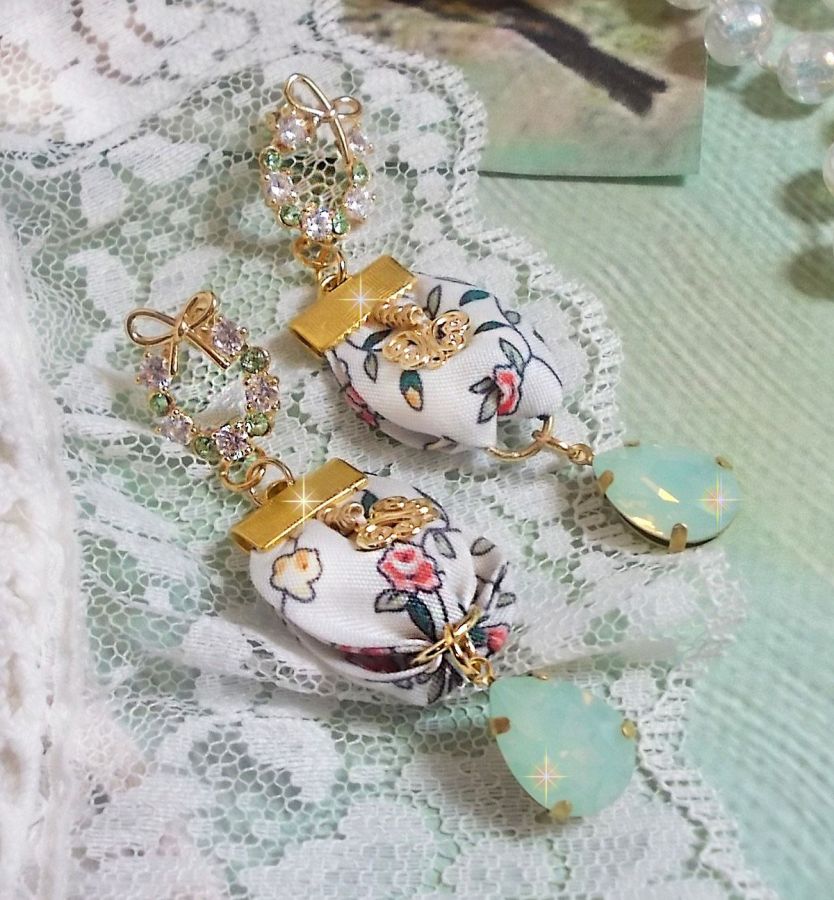 BO Liberty Flowers skapad med opalkristallkabinetter; Guldpläterade örhängen och olika accessoarer.