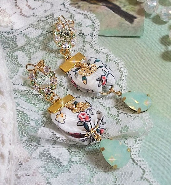 Boucles d'oreilles Liberty fleuries, papillons dorés et cristaux zirconium.