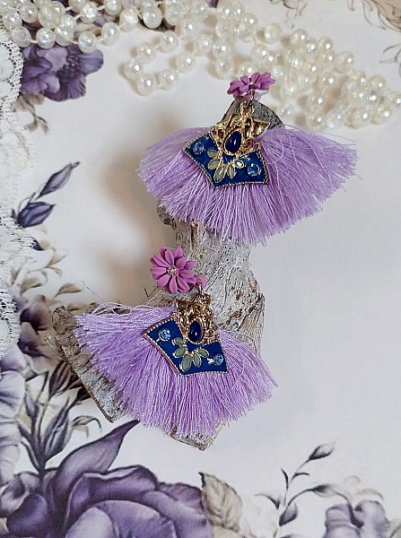 Boucles d'oreilles lilas à pompons, breloques émaillées et puces fleurs.