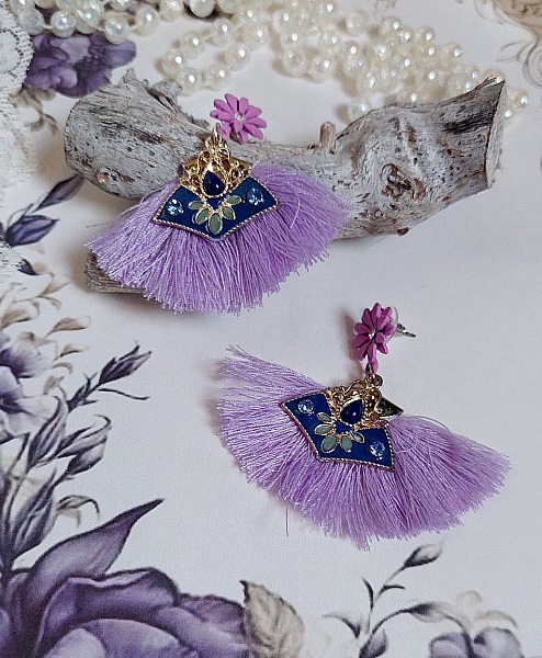 Boucles d'oreilles lilas à pompons et breloques demi-lune émaillées.