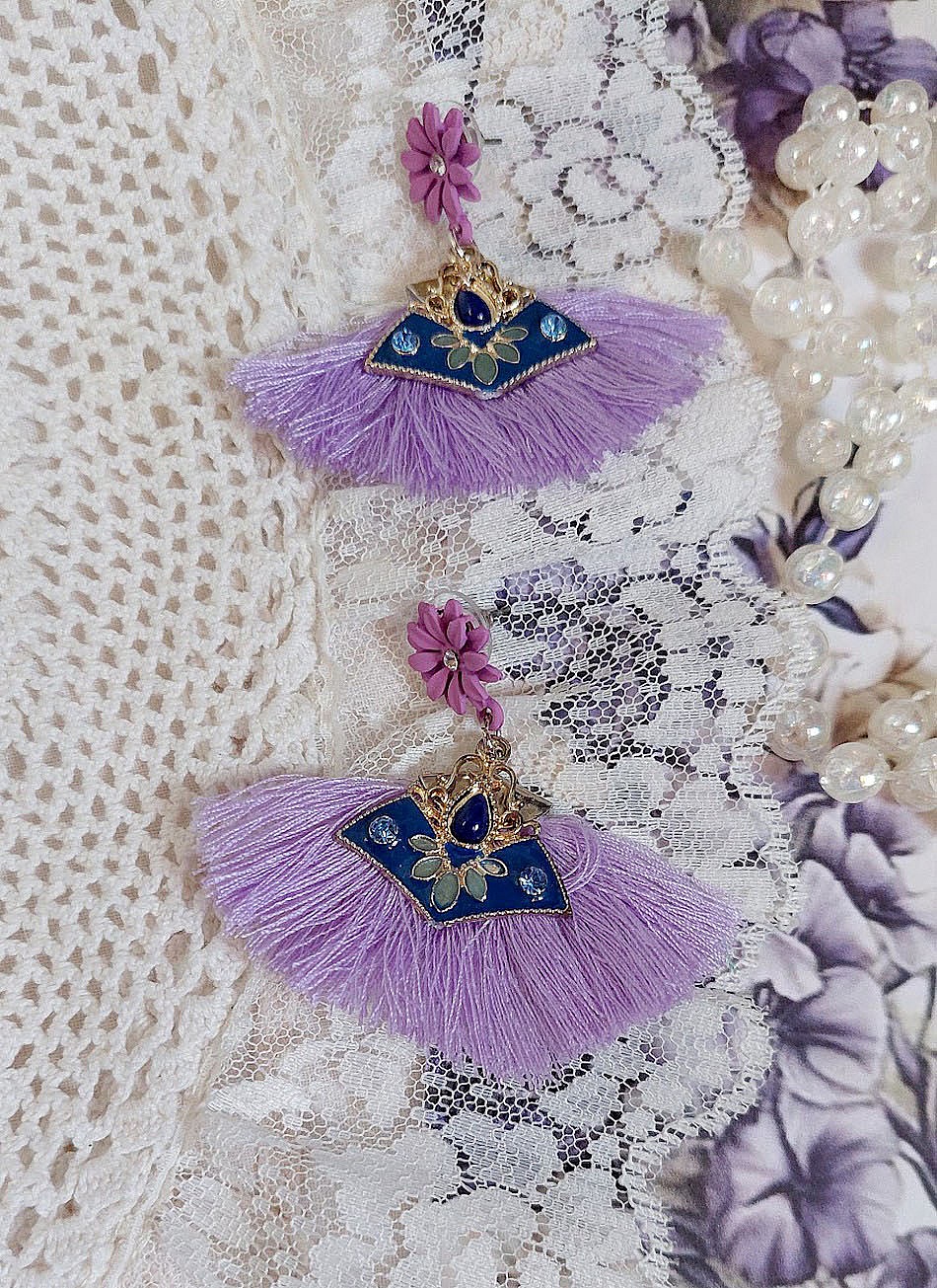 Boucles d'oreilles lilas à pompons, breloques émaillées et puces fleurs.