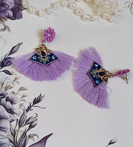 Boucles d'oreilles pendantes lilas avec pompons et breloques émaillées.