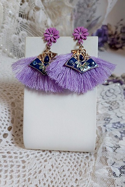 Boucles d'oreilles lilas avec pompons et breloques émaillées.
