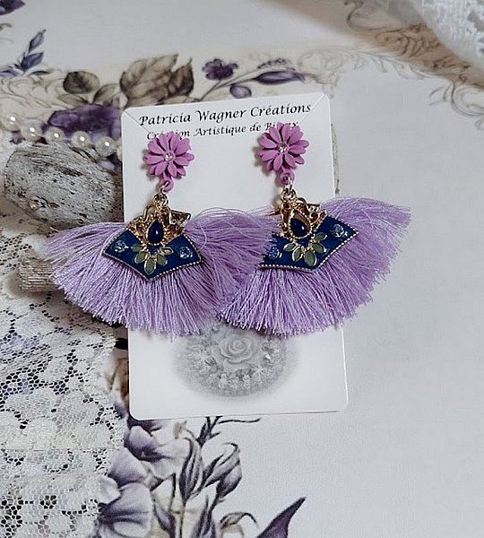 Boucles d'oreilles lilas à pompons et breloques émaillées demi-lune.