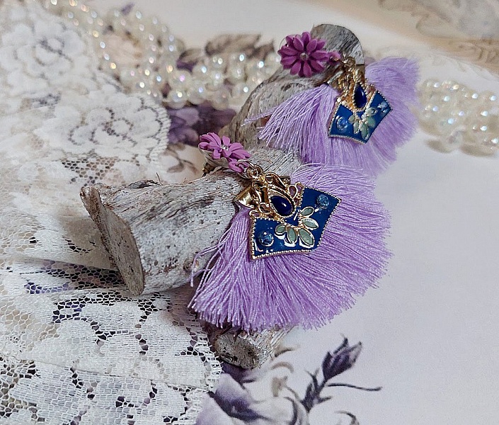 Boucles d'oreilles lilas à pompons et breloques émaillées.
