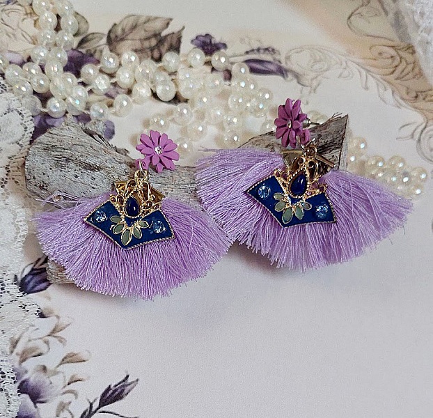 Boucles d'oreilles lilas à pompons, breloques émaillées et puces fleurs.