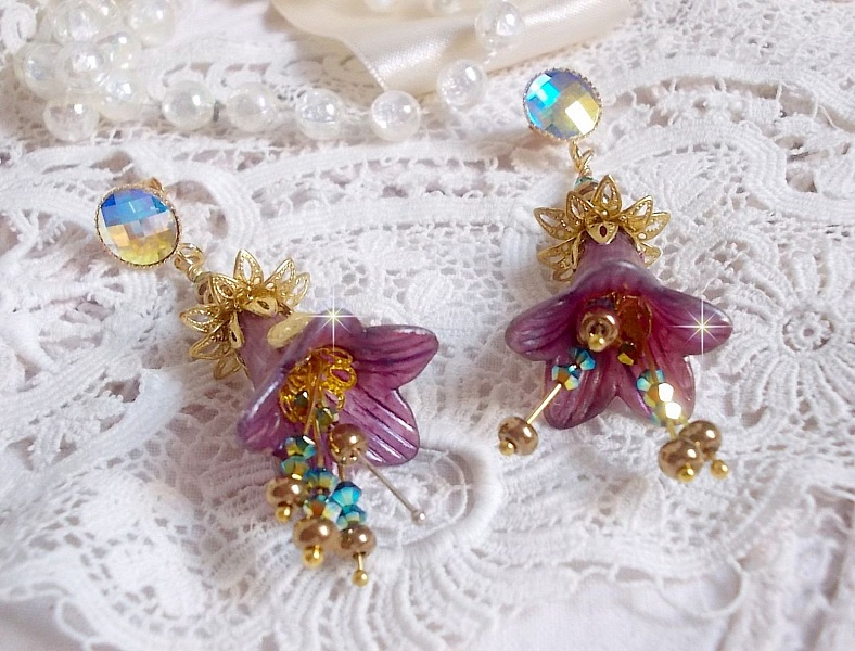 BO Lisi&egrave;re de For&ecirc;t Fleurie avec des cabochons en Cristal de Swarovski mont&eacute;s sur clous d&rsquo;oreilles en Laiton. Les toupies illuminent les breloques dentelles, coupelles, c&ocirc;nes et perles