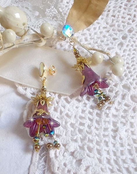 BO Lisi&egrave;re de For&ecirc;t Fleurie avec des cabochons en Cristal de Swarovski mont&eacute;s sur clous d&rsquo;oreilles en Laiton. Les toupies illuminent les breloques dentelles, coupelles, c&ocirc;nes et perles