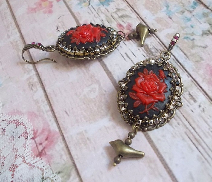 BO Loly Roses skapad med harts cabochons, kristall strass kedja med brons tillbeh&ouml;r